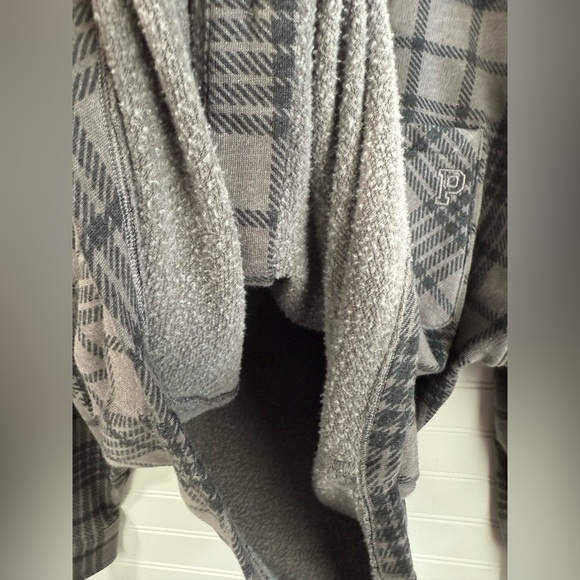 Victoria’s Secret PINK women’s gray and black plaid shacket shirt. Size S - Picture 6 of 6